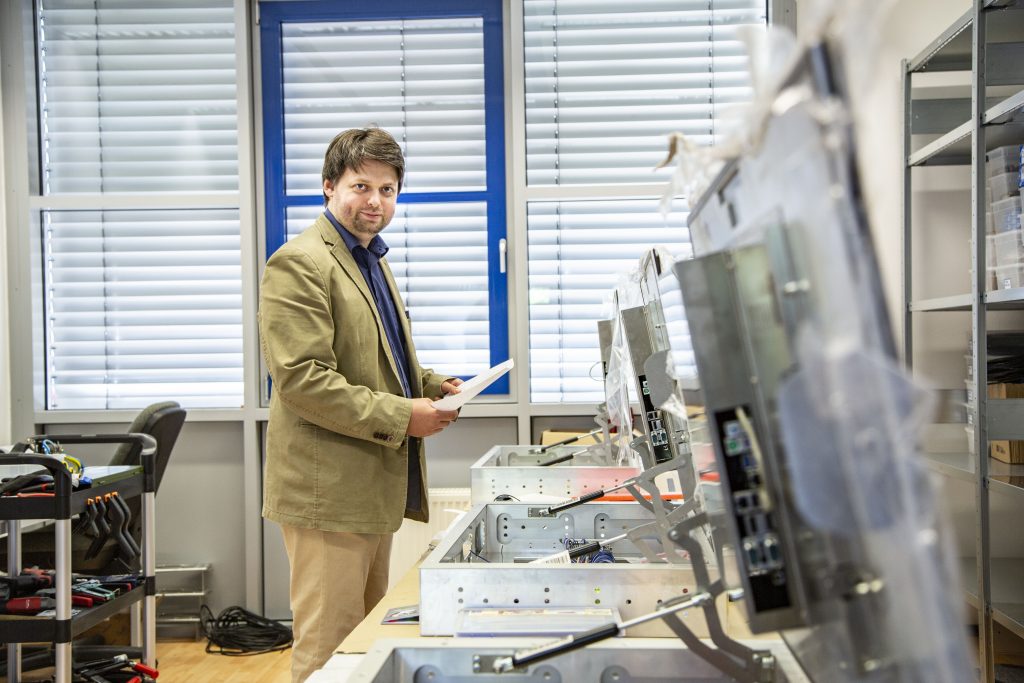 Chef vor Intuitive Consolen, lachend